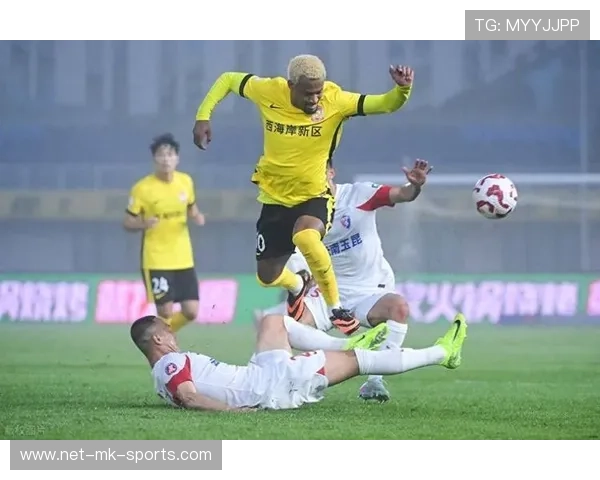 玉昆国脚边路传球制造威胁：从绿茵到生活的灵感之旅